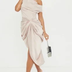 Robe Longue Satinée Champagne à Jupe Drapée Et épaules Dénudées