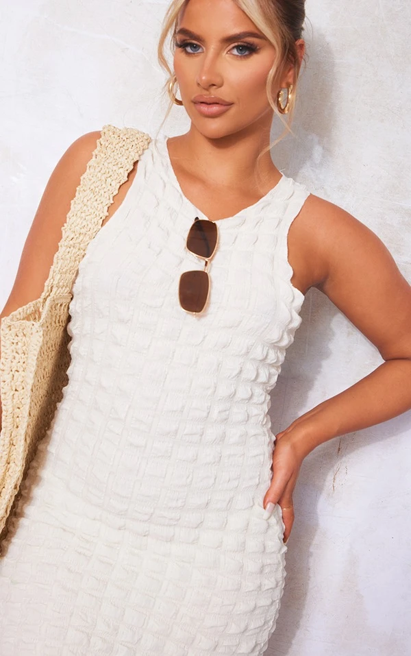 Robe Moulante Texturée Blanche Sans Manches à Dos Nageur 6 Robe Moulante Texturée Blanche Sans Manches à Dos Nageur – Image 4