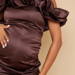 Maternité Mini Robe De Grossesse Satinée Chocolat à Col Bardot Volanté -Jolie Vêtue Soldes Magasin 53931cac440fde290210119de8c41f593e494195 cna9474 4