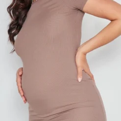 Maternité Robe De Grossesse Mi-longue Taupe Côtelée à Col Ras-du-cou -Jolie Vêtue Soldes Magasin 5588d0915ddb5464ff4dda09e1dcd356b0c3d8e6 cnd7200 4