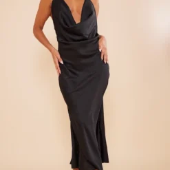 Robe Longue Satinée Noire à Col Très Bénitier Et Dos Nu