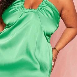 Plus Mini Robe Satinée Verte à Dos Nu Et Fronces -Jolie Vêtue Soldes Magasin 58f08f5b9e7a34f2ef20787653623b407beb0e1c cmy4291 5