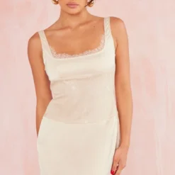 Robe Moulante Satinée Nude à Parties En Dentelle Et Bretelles -Jolie Vêtue Soldes Magasin 5a6be184f6fe3094534ac4302cdcfd8cc66e242b cne1376 1