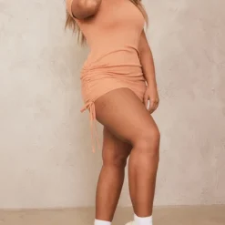 Logic Shape Robe Moulante Côtelée Argile à Côtés Froncés Et Manches Courtes