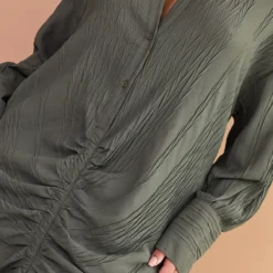 Plus Robe Chemise Mi-longue Vert Olive Texturée à Fronces Et Manches Longues -Jolie Vêtue Soldes Magasin 5bdbde67afa167a26d14638cf5eb24e62e7a086b cmw2863 5