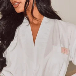 PRETTYLITTLETHING Robe De Chambre En Coton Tissé Blanc à Badge Et Taille Nouée -Jolie Vêtue Soldes Magasin 5c788c13fac785e4ebd43d9b439fb0bb0f7e64f8 cnc3916 4