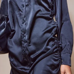 Robe Chemise Satinée Froncée Noire à Boutons -Jolie Vêtue Soldes Magasin 5c837e86e4b8516b2b61f997bcb675fbe80c51c7 cnc5799 4