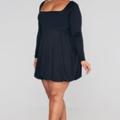 Plus Robe Bouffante Noire à Col Carré