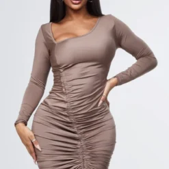 Shape Robe Moulante Taupe à Col Asymétrique Froncé