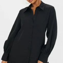Robe Chemise Noir Profond à Volants