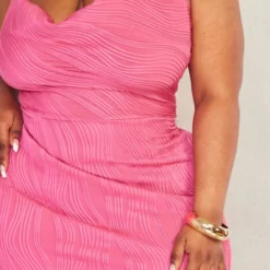 Plus Robe Mi-longue Fendue Rose Vif Texturée à Col Bénitier -Jolie Vêtue Soldes Magasin 5ee7b905cde98d7399b3dd766bdb7e1d5511f7a1 cnd5033 4