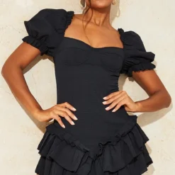 Robe Noire Texturée à Manches Bouffantes Et Jupe Volantée