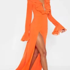 Robe Longue Orange Vif à Décolleté Plongeant Volanté