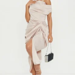 Robe Longue Satinée Champagne à Jupe Drapée Et épaules Dénudées -Jolie Vêtue Soldes Magasin 649c20edcd81e2d0156ed12f1285facad997b127 cmo6935 1