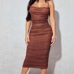 Petite Robe Mi-longue Froncée Chocolat à Bretelles Et Col Bénitier