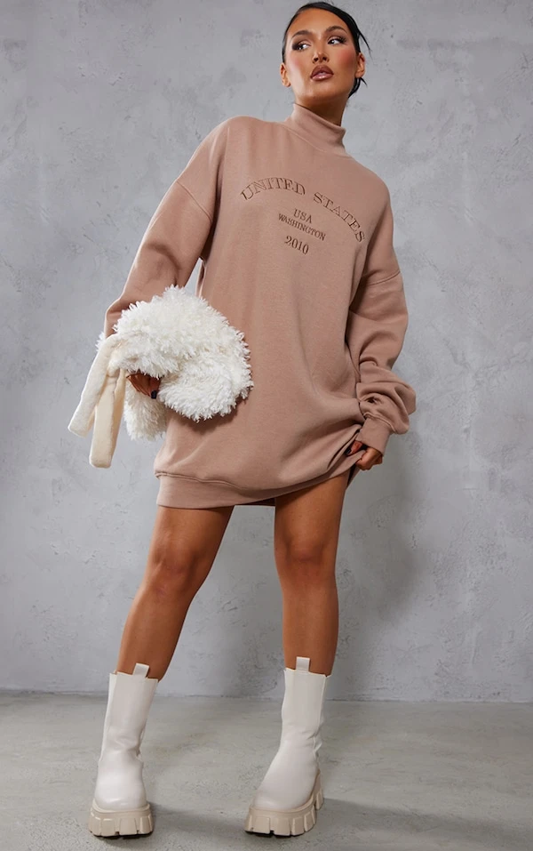 Zero Robe Pull Oversize Café Au Lait à Slogan United States Et Col Montant 5 Zero Robe Pull Oversize Café Au Lait à Slogan United States Et Col Montant – Image 3