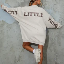 PRETTYLITTLETHING Robe Sweat Oversize Avoine à Slogan -Jolie Vêtue Soldes Magasin 67107786a03cf5afac1521e5df83e2e3a29d4276 cmq0907 4