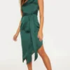 Robe Mi-longue Vert émeraude Satinée Manche Unique Et Ourlet Asymétrique