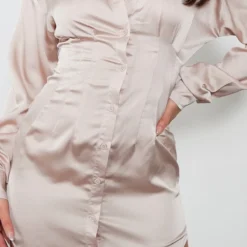 Robe Chemise Satinée Champagne à Taille Ajustée -Jolie Vêtue Soldes Magasin 6bb4ffd4e23824044dae1ad332cb24e9638df373 cnc7696 4