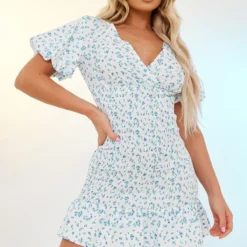 Robe Moulante Imprimé Petites Fleurs Bleues Froncée à Col En V