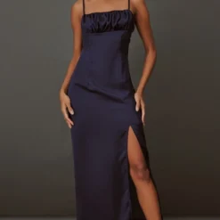 Robe à Fines Bretelles Satinée Bleu Marine Fendue Et Buste Froncé