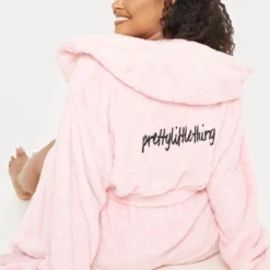 PRETTYLITTLETHING Plus - Robe De Chambre Rose Duveteuse