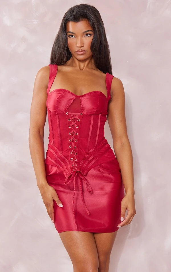 Robe Moulante Satinée Rouge à Détail Corset Et Agrafes Et Oeillets 5 Robe Moulante Satinée Rouge à Détail Corset Et Agrafes Et Oeillets – Image 3