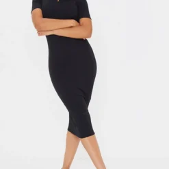 Robe Longue Côtelée Noire à Détail Col