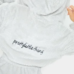 PRETTYLITTLETHING Robe De Chambre Gris Clair Duveteuse à Capuche -Jolie Vêtue Soldes Magasin 7ae6141dabd885fdf40dd20f66f4e4875aff06be cmc5058 6