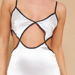 Robe Mi-longue Satinée Argentée Découpée à La Taille à Bretelles -Jolie Vêtue Soldes Magasin 7d4195fa12628ce522f4e775a116b73fd0802244 cnd0611 4