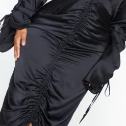 Plus Robe Longue Moulante Décolletée Satinée Froncée Noire -Jolie Vêtue Soldes Magasin 7e34ea1f9b066baeb7a9bff97562dbd610c0e3b3 cmt2532 5