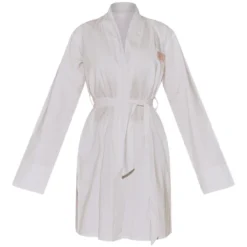 PRETTYLITTLETHING Robe De Chambre En Coton Tissé Blanc à Badge Et Taille Nouée -Jolie Vêtue Soldes Magasin 7f9a789d1a50bc736c9bc453a0a2f4270c3466e1 cnc3916 5