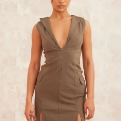 Robe Moulante Décolletée Kaki Sans Manches à Détail Poches