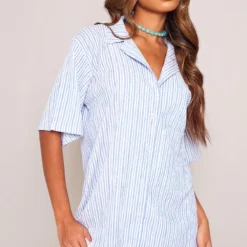 Robe Chemise Texturée Rayée Bleue à Manches Courtes Et Poche