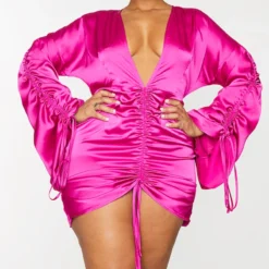 Plus Robe Décolletée Satinée Fuchsia Froncée Sur L'avant