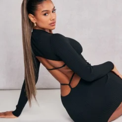 Robe En Maille Tricot Noire à Dos Ouvert Et Détail Barre En T