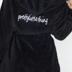 PRETTYLITTLETHING Robe De Chambre Noire Duveteuse à Capuche -Jolie Vêtue Soldes Magasin 87952813aab2896ae2a7f9de6048cd3e7c1847be cmc5053 6