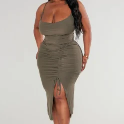 Plus Robe Mi-longue En Jersey Doux Froncé Kaki à Col Bénitier