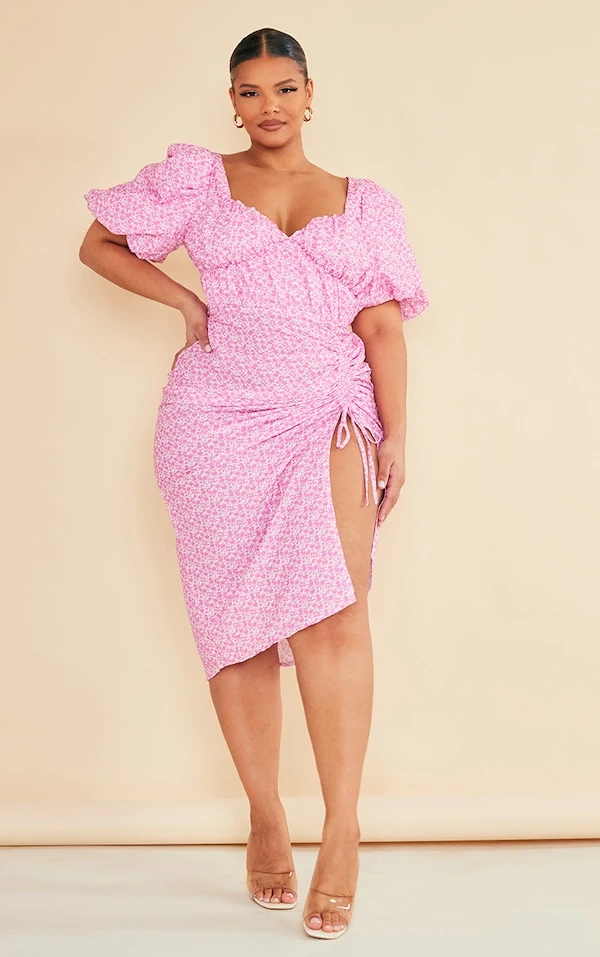 Plus Robe Mi-longue Fendue Rose Vif Fleurie à Côtés Froncés Et Manches Bouffantes 3 Plus Robe Mi-longue Fendue Rose Vif Fleurie à Côtés Froncés Et Manches Bouffantes