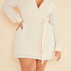 Plus Robe Chemise Texturée Taupe à Nouer Sur La Taille -Jolie Vêtue Soldes Magasin 8bcfdadba1be34494098f2115c1ad16565f1a068 cnc7364 4