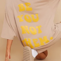 Zero Robe T-shirt Oversize Café Au Lait à Slogan Be You Not Them -Jolie Vêtue Soldes Magasin 8c589f1342ce49dfa2aa0397f14baa42ab5d5f20 cmy0863 5