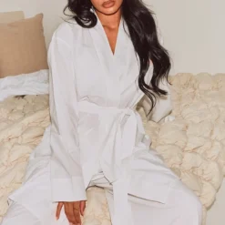 PRETTYLITTLETHING Robe De Chambre En Coton Tissé Blanc à Badge Et Taille Nouée -Jolie Vêtue Soldes Magasin 8e28cebf0793e286faa39ce0aa4082468e4a6ad8 cnc3916 3