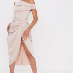 Petite Robe Mi-longue Satinée Champagne à épaules Dénudées Et Jupe Drapée