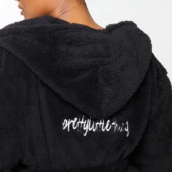 PRETTYLITTLETHING Plus Robe De Chambre Noire Duveteuse -Jolie Vêtue Soldes Magasin 92ecdfe372803c375236709c4f39701f95294686 cmo0617 4