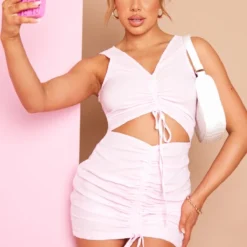 Robe Moulante Froncée Texturée Rose Découpée Sans Manches