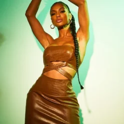 Shape Robe Moulante Découpée En Similicuir Marron Chocolat à Relief