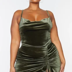 Plus Robe Moulante Volantée En Velours Vert Olive à Bretelles Et Fronces -Jolie Vêtue Soldes Magasin 9502eec537f22a4a29d3c4f213acaf99f4727001 cmt8703 4