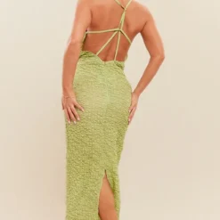 Robe Longue Texturée Vert Sauge à Col Bénitier Et Découpes Dans Le Dos