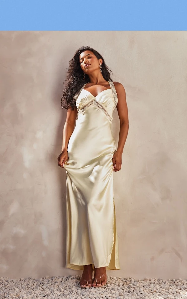 Robe Longue Satinée Jaune Citron Fendue à Col V Et Détail Dentelle 3 Robe Longue Satinée Jaune Citron Fendue à Col V Et Détail Dentelle