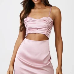 Robe Moulante Satinée Mauve Découpée Froncée à Bretelles